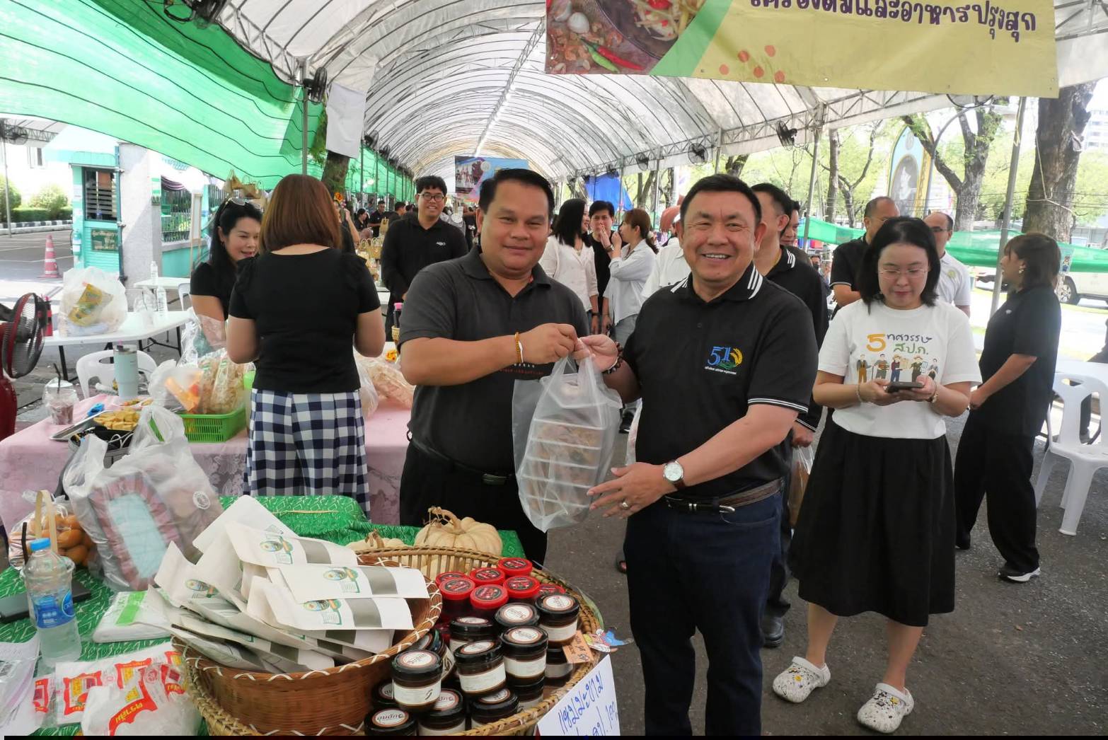 title - เลขาธิการ ส.ป.ก. เยี่ยมทักทายเกษตรกรและซื้อสินค้าในบรรยากาศวันสุดท้ายของการออกร้านขายสินค้า จากเขตปฏิรูปที่ดิน ส่งท้ายงานครบรอบ 51 ปี ส.ป.ก. ณ สำนักงานการปฏิรูปที่ดินเพื่อเกษตรกรรม